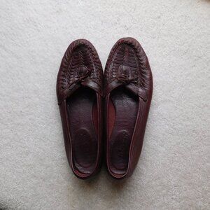 L.L. Bean moccasin-like shoes size 9N maroon color